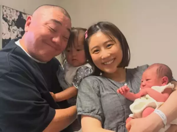 「山本ファミリーが増えたのよ」極楽とんぼ・山本圭壱、第2子誕生を報告！ 幸せあふれる家族ショットに祝福の声
