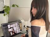 「「職場にいたらかわいすぎて仕事にならない」FRUITS ZIPPER・櫻井優衣、肩出し“おしごと”姿に「メロすぎる」反響」の画像1