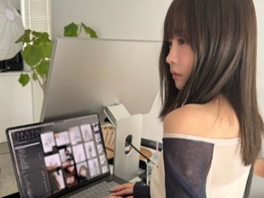 「職場にいたらかわいすぎて仕事にならない」FRUITS ZIPPER・櫻井優衣、肩出し“おしごと”姿に「メロすぎる」反響