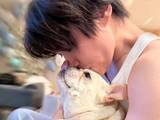 「「かっこつけてない千賀、最高」千賀健永、愛犬とのラブラブショット公開「腕の筋肉かっこいい、、」」の画像1