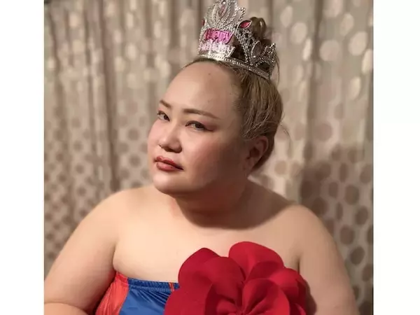 「40歳！？」人気女性お笑いコンビ、“華やかな格好”のバースデーショット！ 「セクシー」「若くて綺麗」