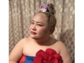 「40歳！？」人気女性お笑いコンビ、“華やかな格好”のバースデーショット！ 「セクシー」「若くて綺麗」