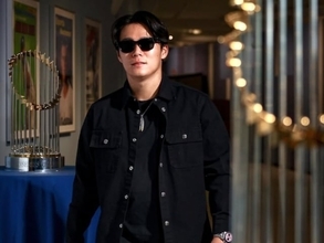 開幕戦勝利の山本由伸、球場入りのクールな私服姿を披露「負けるという選択肢はない」「かっこいい」