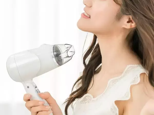 「神がきたかもしれん」山崎実業“収納付きドライヤー&ヘアーアイロンスタンド タワー”に反響。逆向きセットで両手が自由に