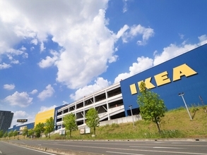 「もうワンセット欲しいです」IKEAの“FULLTALIG フルターリグ”キャンドルホルダーが高評価。高さ違いの3本で空間をきゅっと引き締める