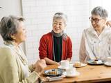 「金融資産1400万円「私は友達とランチ、夫は温泉巡り、母は野菜作り」64歳女性の年金生活」の画像1