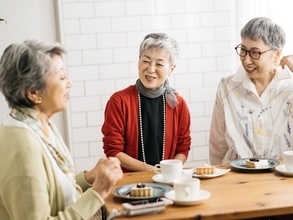 金融資産1400万円「私は友達とランチ、夫は温泉巡り、母は野菜作り」64歳女性の年金生活
