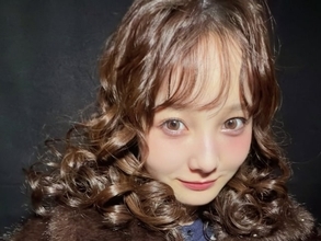 「お人形みたいだ」本田紗来、くるくるカール×カラコン×ファーの衣装姿を披露！ 「可愛すぎやろ」「よ、よい」