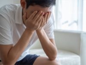 飲み会後の“脳内反省会”に苦しむ人へ。直木賞作家が語る「恥ずかしい過去」の正体