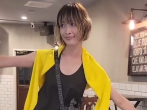 「40代とは思えない美しさ」山田優、ミニワンピから美脚を披露！ 「細くてまっすぐ」「美脚すぎる〜」
