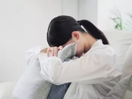 Q. 震災のニュースを見るだけで涙が出て不安になります。心が弱いのでしょうか？【精神科医が回答】