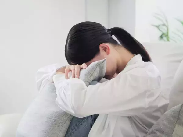 Q. 震災のニュースを見るだけで涙が出て不安になります。心が弱いのでしょうか？【精神科医が回答】