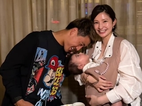 「尊敬してます」堂安律、美人妻の誕生日を祝う家族ショットを披露！ 「ステキィ…」「幸せショット」
