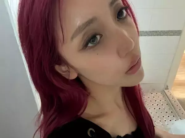 「入国審査で本人って信じてもらえなかった」女性歌手、激変比較ショットを公開！ 「変わりすぎ」