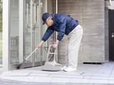 「「貯金も家族もない」定年後の現実。70歳の“元部長”、清掃員として汗を流す日々の「希望」とは」の画像1
