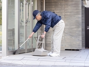 「貯金も家族もない」定年後の現実。70歳の“元部長”、清掃員として汗を流す日々の「希望」とは