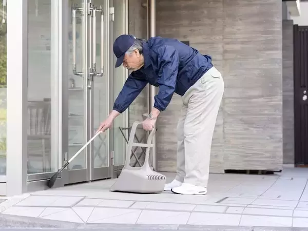 「貯金も家族もない」定年後の現実。70歳の“元部長”、清掃員として汗を流す日々の「希望」とは