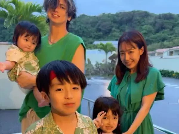 川崎希、子ども3人＆イケメンモデル夫と“家族旅行中”ショット公開！ かわいいリンクコーデを披露