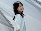 「「清楚だし透明感凄い…」浜辺美波、“風”イメージ撮影オフショットを披露！ 「素敵すぎる」「可愛い笑顔」」の画像1