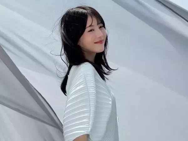 「清楚だし透明感凄い…」浜辺美波、“風”イメージ撮影オフショットを披露！ 「素敵すぎる」「可愛い笑顔」