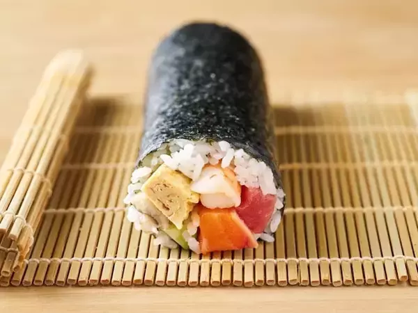 Q. 2026年の恵方巻は、どの方角を向いて食べる？「しゃべっちゃダメ」と言われる理由は？