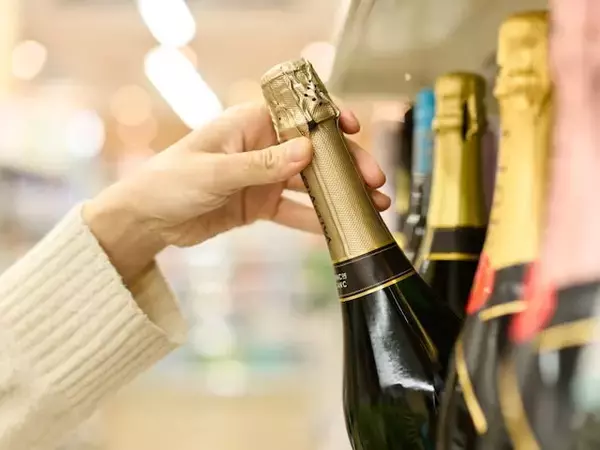 年金15万円「食品はふたランク下げても、一品ワインだけは欠かさない」71歳女性の1人暮らし