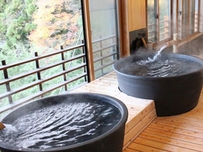 【岐阜県で泊まってよかった】「二人静 白雲」は純和風の館内で情緒に浸れる宿。木のぬくもりと飛騨の民芸品に囲まれた、静かなひととき