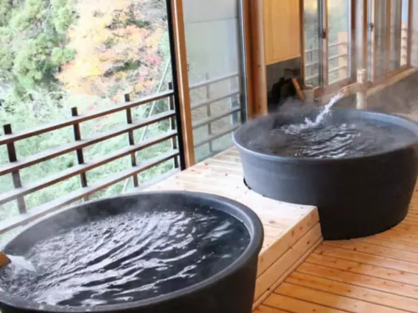 【岐阜県で泊まってよかった】「二人静 白雲」は純和風の館内で情緒に浸れる宿。木のぬくもりと飛騨の民芸品に囲まれた、静かなひととき