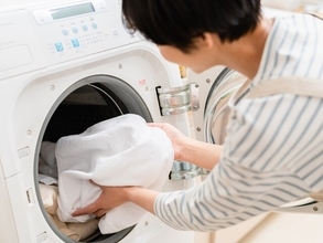「たっぷり入るのに、軽くて楽々」山崎実業“ランドリーバスケット タワー キャスター付き”が便利と評判。55L大容量で洗濯物もラクに移動