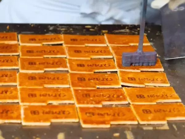 職場で配りたい「香川県のお土産」ランキング！ 2位「瓦せんべい」などを抑えた1位は？ 【2025年調査】