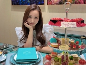 「ティファニーお似合い」板野友美、高級カフェでサプライズ！「また高そうでオシャレなカフェだこと」