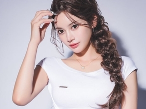「あたし可愛いでしょー！って？」あっすん、美ウエスト際立つ姿に「スタイル良すぎるｗ」「本当に30歳ですか」反響