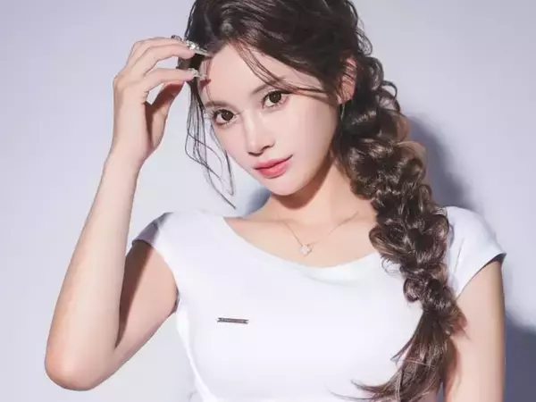 「あたし可愛いでしょー！って？」あっすん、美ウエスト際立つ姿に「スタイル良すぎるｗ」「本当に30歳ですか」反響