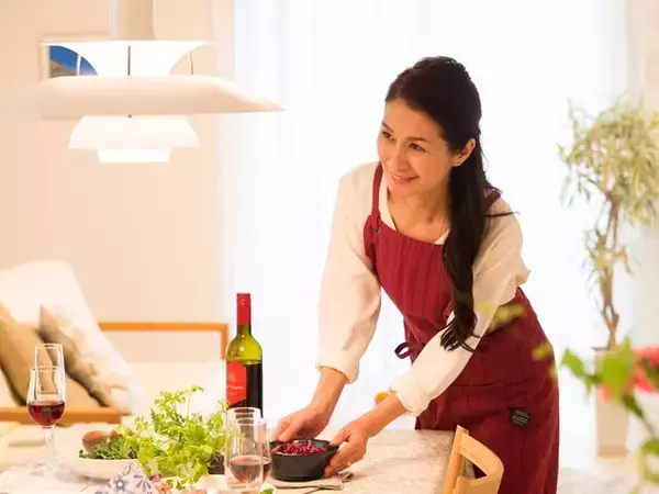 私は58歳の会社員。私が65歳になったとき妻が60歳未満なら社会保険の扶養から外れるのでしょうか？