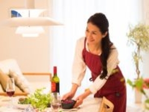 私は58歳の会社員。私が65歳になったとき妻が60歳未満なら社会保険の扶養から外れるのでしょうか？