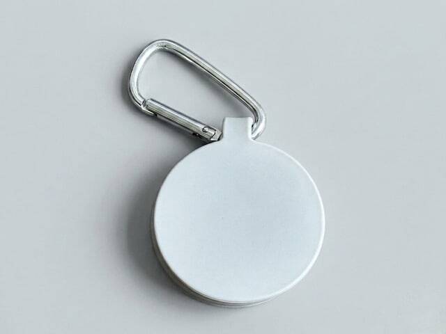 【3COINS】夏の“帽子持ち歩き問題”を解決！ 型崩れ防止＆高見えも叶う「マグネット帽子クリップ」
