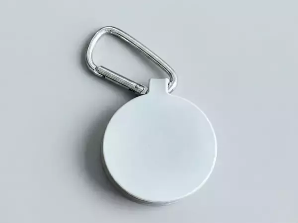 「【3COINS】夏の“帽子持ち歩き問題”を解決！ 型崩れ防止＆高見えも叶う「マグネット帽子クリップ」」の画像