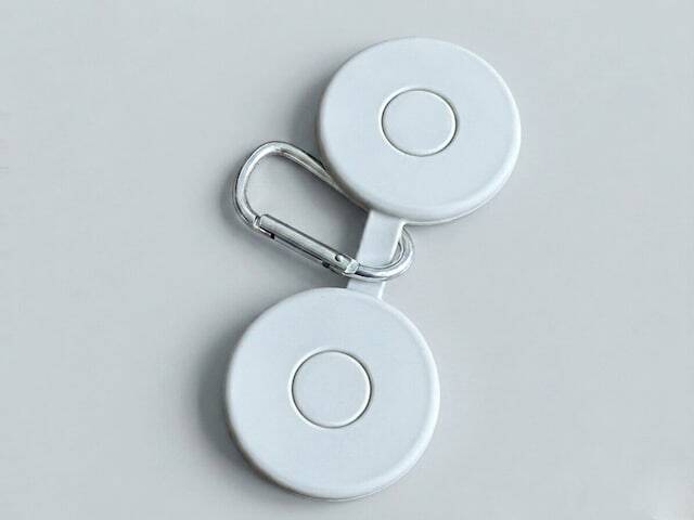 【3COINS】夏の“帽子持ち歩き問題”を解決！ 型崩れ防止＆高見えも叶う「マグネット帽子クリップ」
