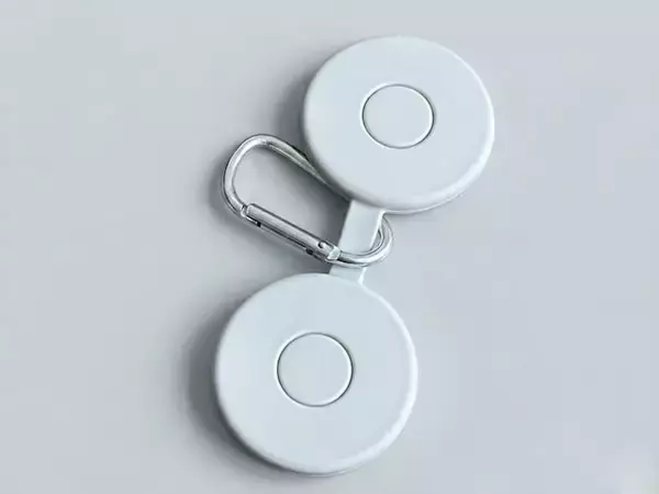 「【3COINS】夏の“帽子持ち歩き問題”を解決！ 型崩れ防止＆高見えも叶う「マグネット帽子クリップ」」の画像