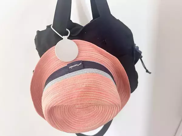 「【3COINS】夏の“帽子持ち歩き問題”を解決！ 型崩れ防止＆高見えも叶う「マグネット帽子クリップ」」の画像