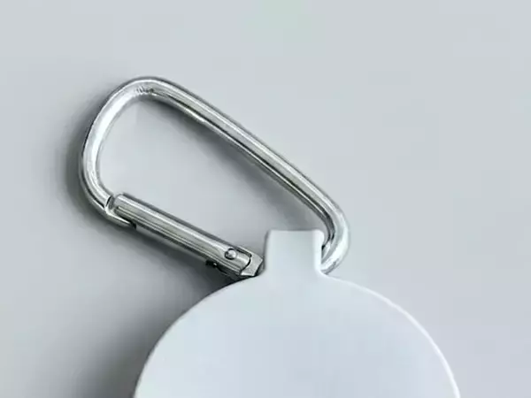 「【3COINS】夏の“帽子持ち歩き問題”を解決！ 型崩れ防止＆高見えも叶う「マグネット帽子クリップ」」の画像