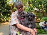「木村拓哉、愛犬になめられている「途中のブレイク」ショットを公開！ 「2人を膝に乗せて…」」の画像1