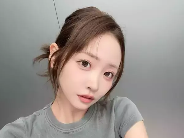 「朝から容赦ない」櫻井優衣、ラフな自撮りショットに反響！ 「おでこがもうたまごやん」「えぐい」