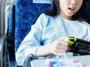 「なんかにおう」。電車内で“手作り弁当”を食べる親子に車内がザワザワ。電車の中の子どもたち