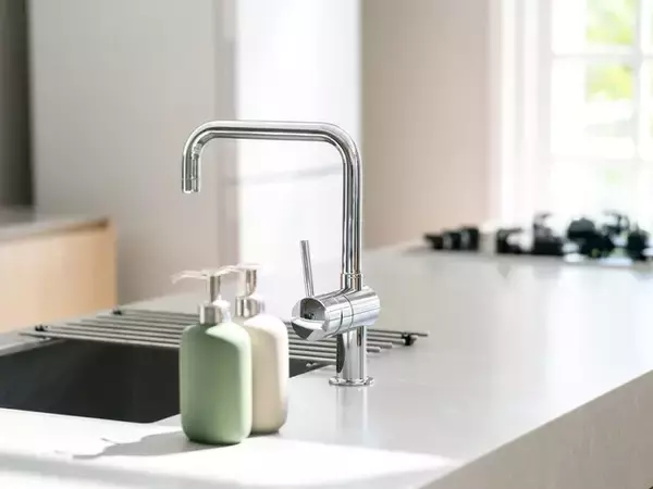 「天才すぎる」山崎実業“下が使える電気プレートラック タワー”に反響。電気プレート下のデッドスペースを収納に変える発想