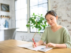 年金を月12万円もらえる人は、現役時代にどのぐらいの収入がある人ですか？【2026年度】