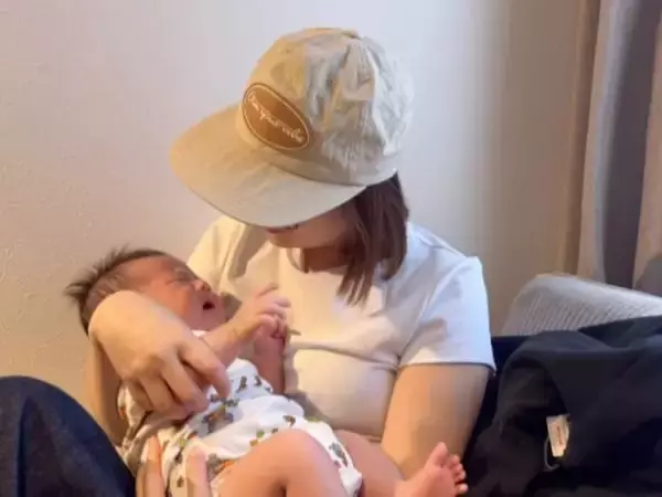 「母性本能湧いてる」鈴木奈々、赤ちゃんを抱っこする姿公開「随分デカくない？」「可愛いママになる」