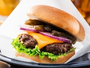 「前回出た時美味しすぎて」ドムドムハンバーガー、2年ぶりに相性抜群「梨のダブルてりやきバーガー」復活！
