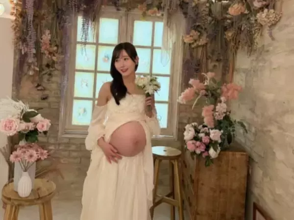 「予定日まであと2週間」元SKE48メンバー、ぽっこりおなか丸見えのマタニティフォト公開！ 「ドキドキ」