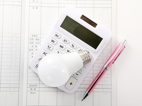 昭和40年4月生まれの女性。働いていて収入がありますが、特別支給の老齢厚生年金はいつからもらえる？